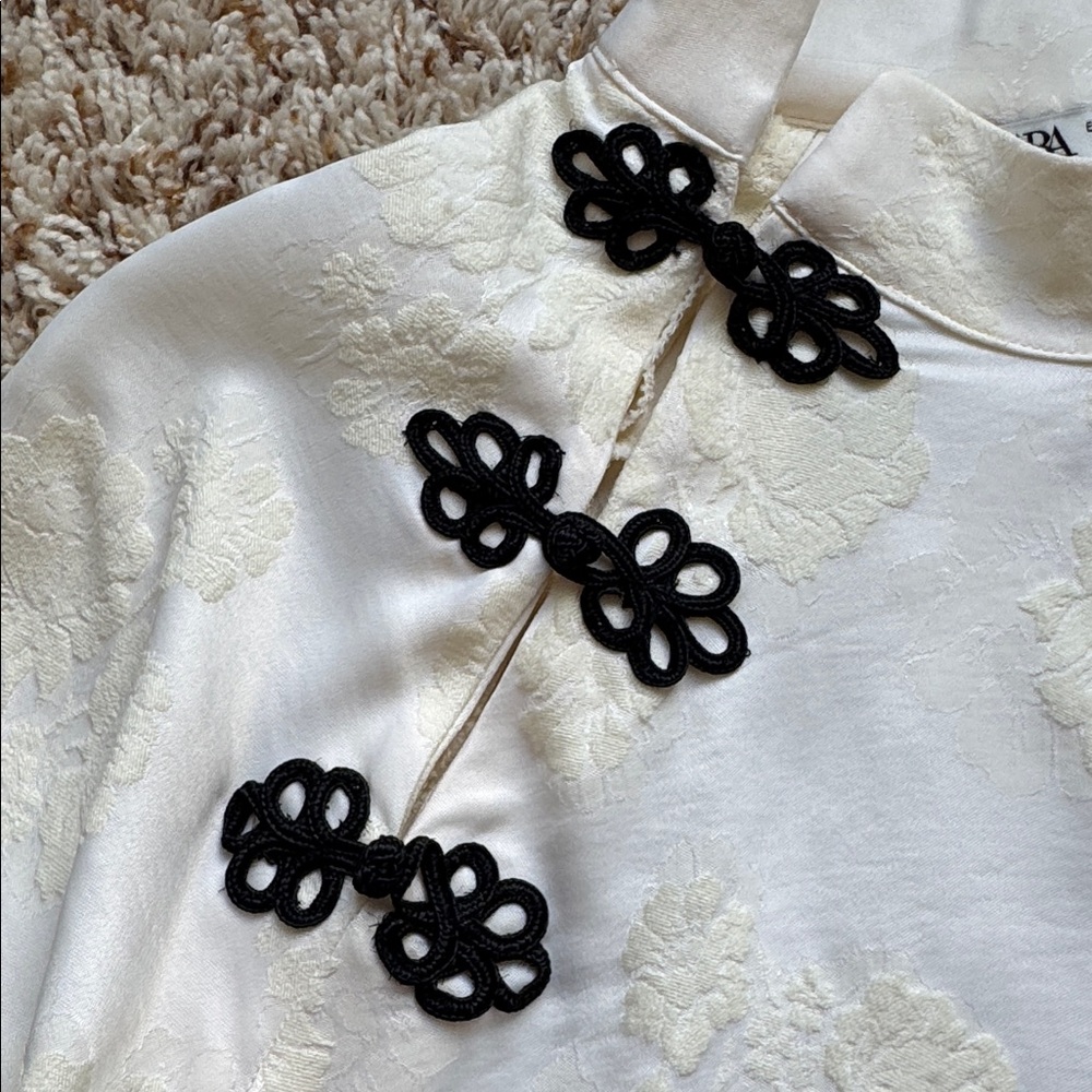 Zara Cream Blouse with Black Accents - Picture 5 of 10